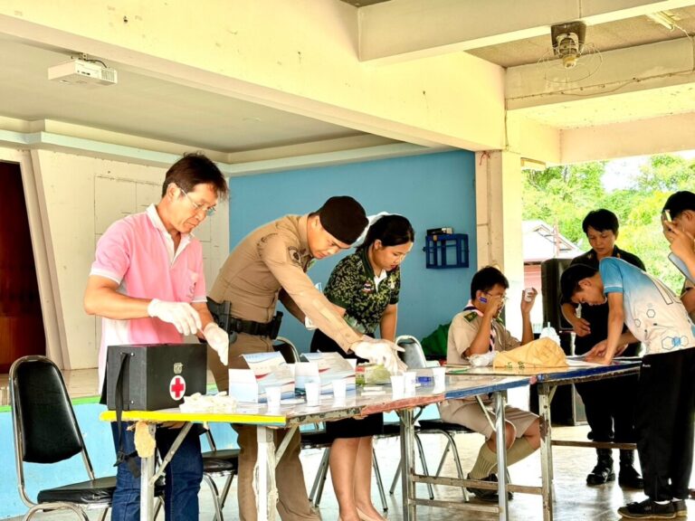 ผู้กำกับการสถานีตำรวจภูธรปลาปากร่วมกับบุคลากรโรงพยาบาลส่งเสริมสุขภาพตำบลโคกสูง ทำการตรวจปัสสาวะของนักเรียนโรงเรียนธรรมโฆษิตวิทยา